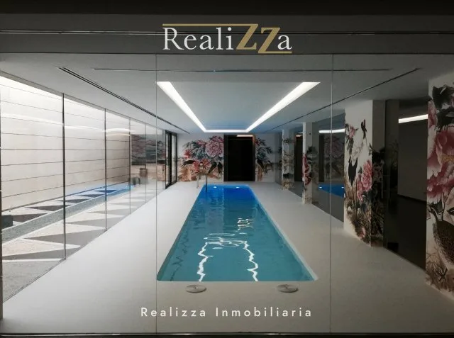 Chalet en tres plantas con piscina interior
