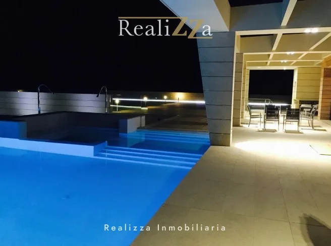 Chalet en tres plantas con piscina interior 2