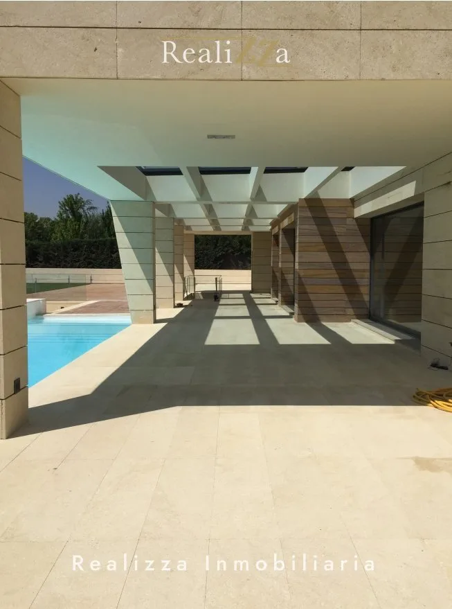 Chalet en tres plantas con piscina interior 3