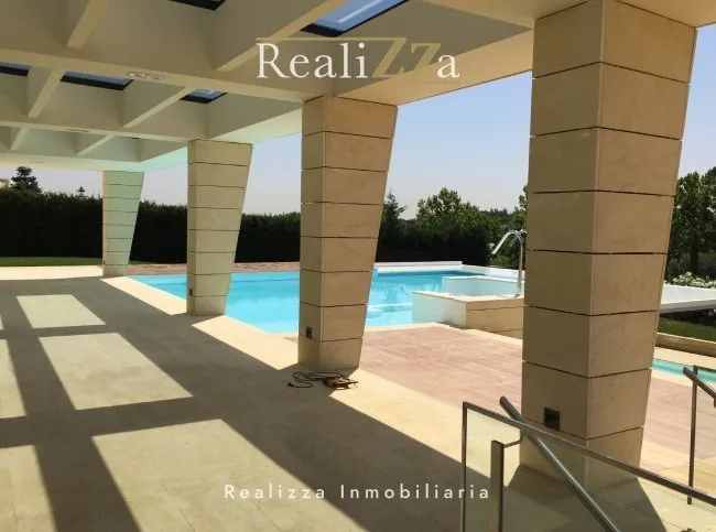 Chalet en tres plantas con piscina interior 4
