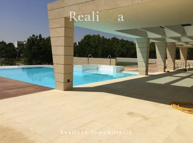 Chalet en tres plantas con piscina interior 5