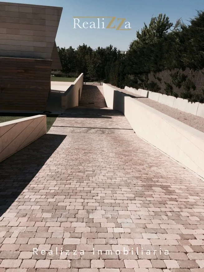 Chalet en tres plantas con piscina interior 8