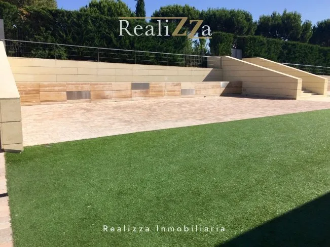 Chalet en tres plantas con piscina interior 9