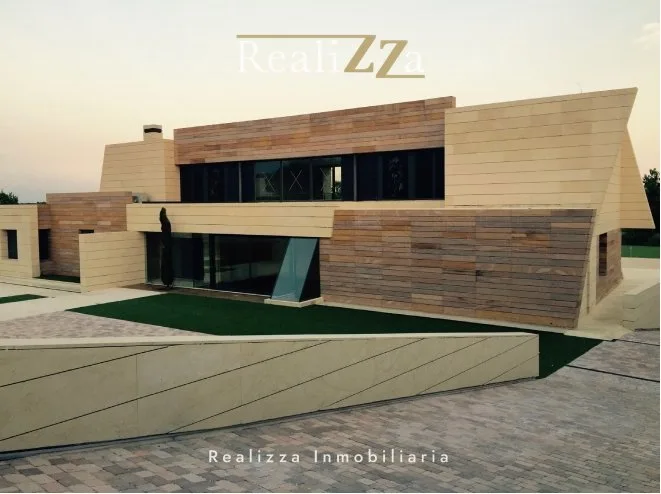 Chalet en tres plantas con piscina interior 11