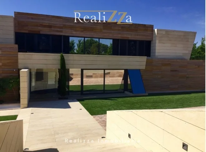 Chalet en tres plantas con piscina interior 12