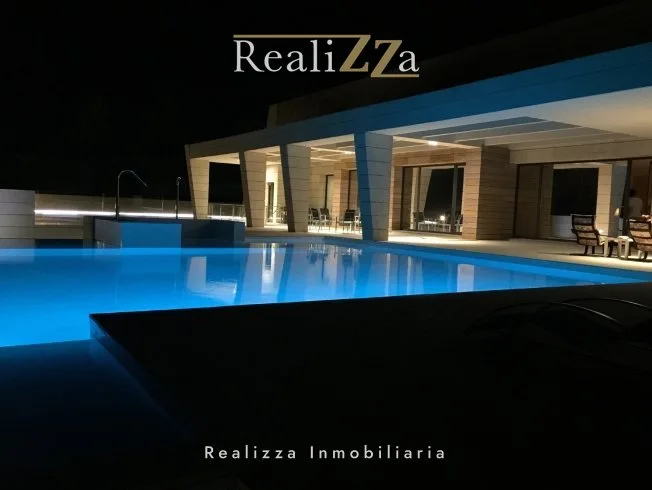 Chalet en tres plantas con piscina interior 13