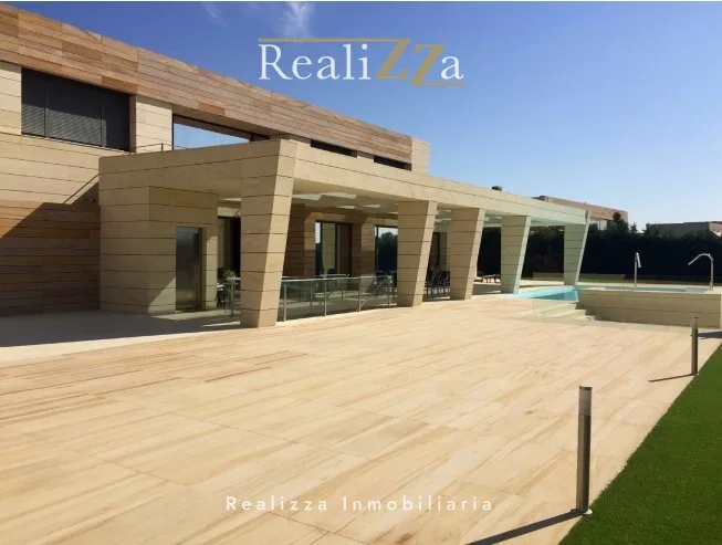 Chalet en tres plantas con piscina interior 14