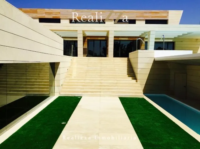 Chalet en tres plantas con piscina interior 15