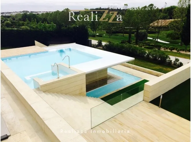 Chalet en tres plantas con piscina interior 17