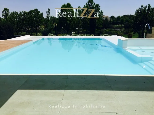 Chalet en tres plantas con piscina interior 18