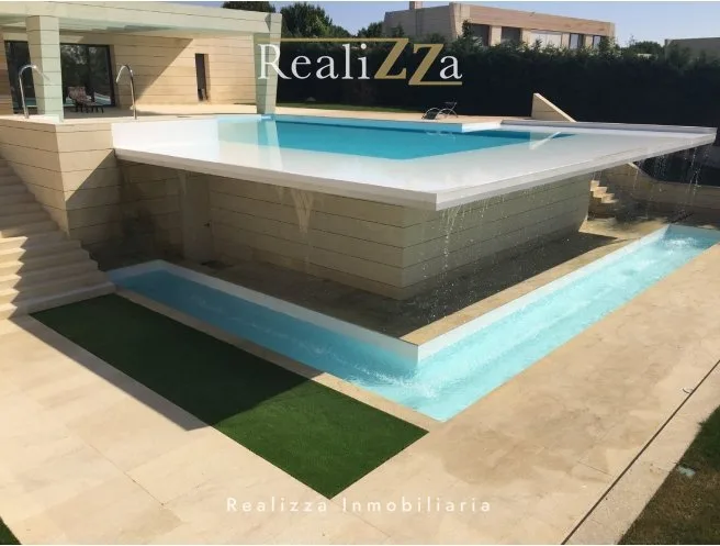 Chalet en tres plantas con piscina interior 20