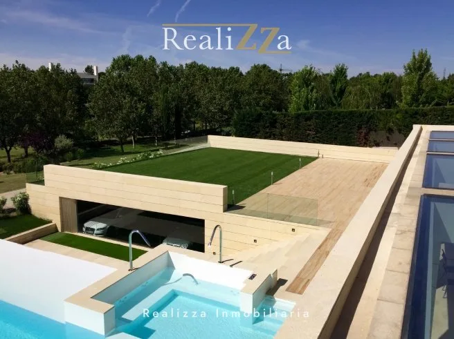 Chalet en tres plantas con piscina interior 21
