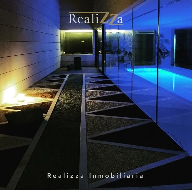 Chalet en tres plantas con piscina interior 25