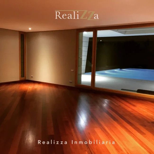 Chalet en tres plantas con piscina interior 33