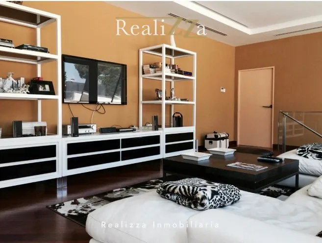 Chalet en tres plantas con piscina interior 36