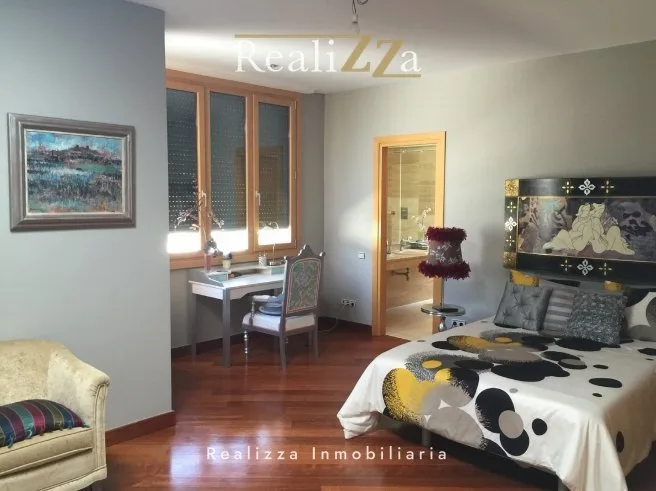 Chalet en tres plantas con piscina interior 38
