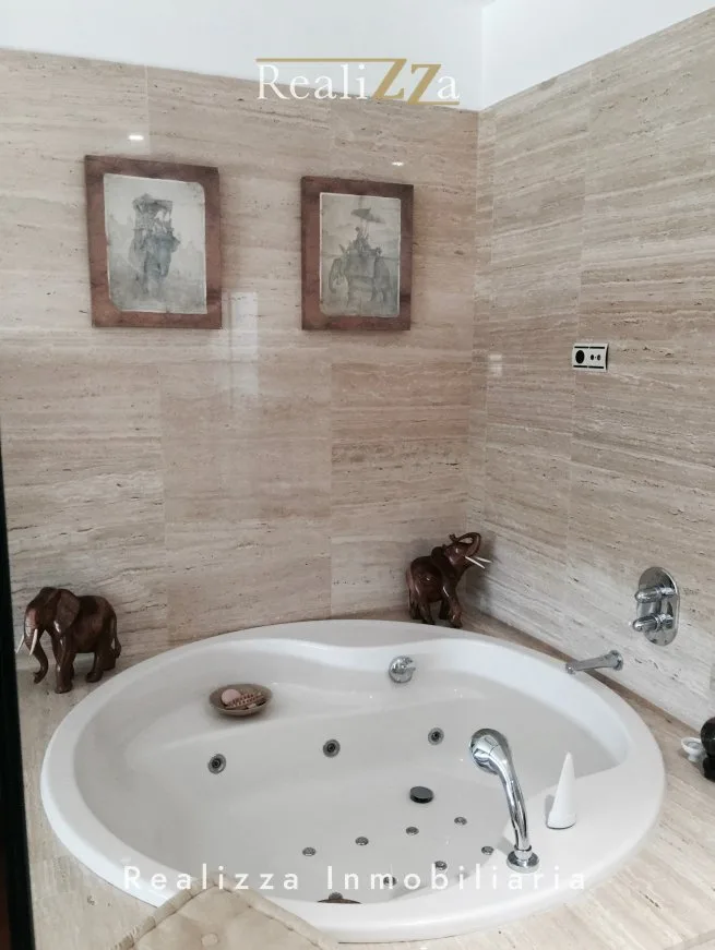 Chalet en tres plantas con piscina interior 40