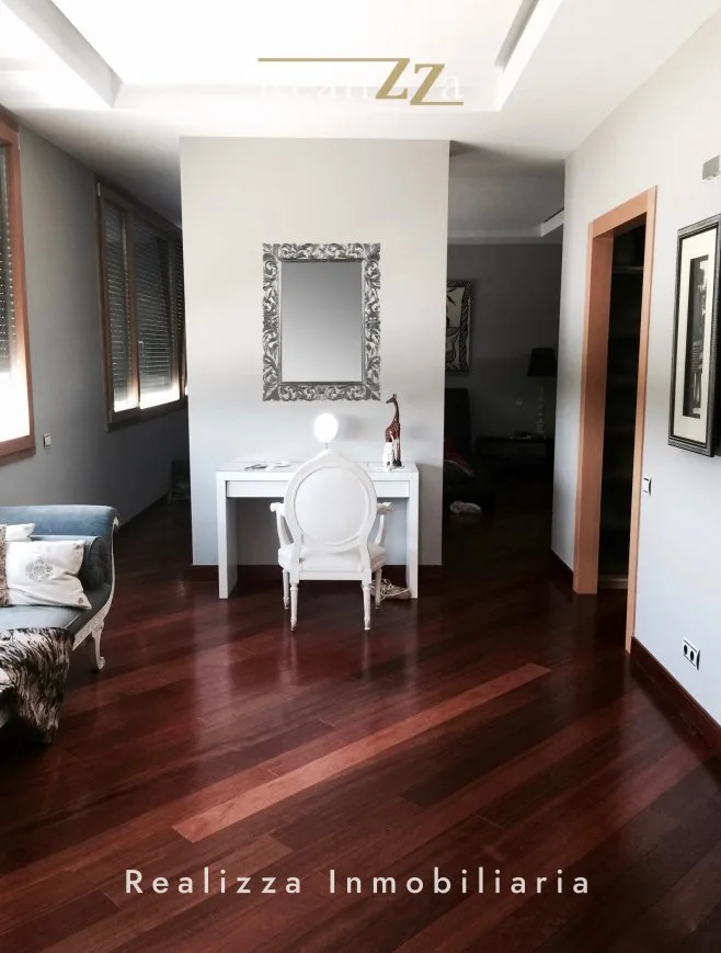 Chalet en tres plantas con piscina interior 42