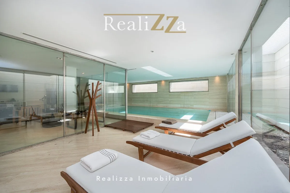 Chalet personalizado con piscina interior 17