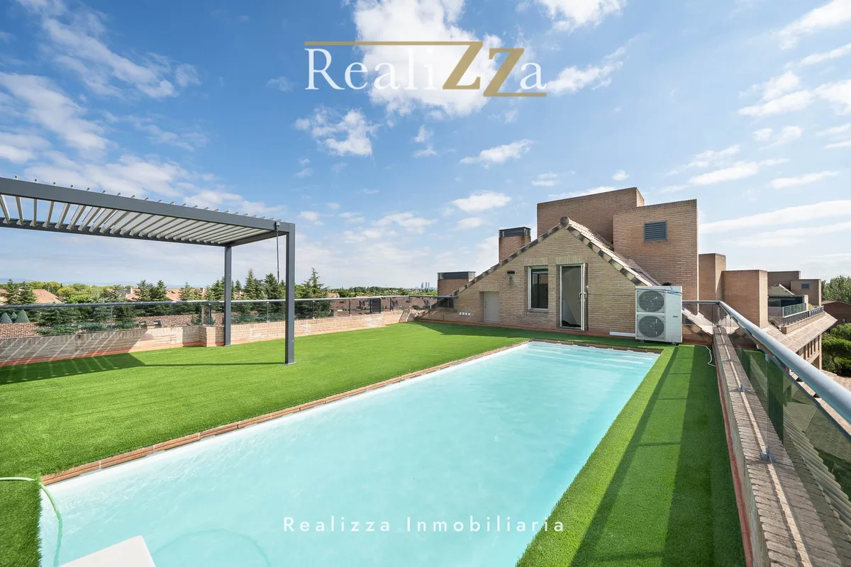 Atico con piscina en alquiler
