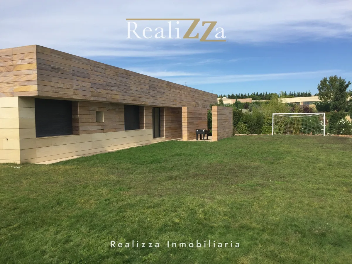 Chalet en esquina junto a lago