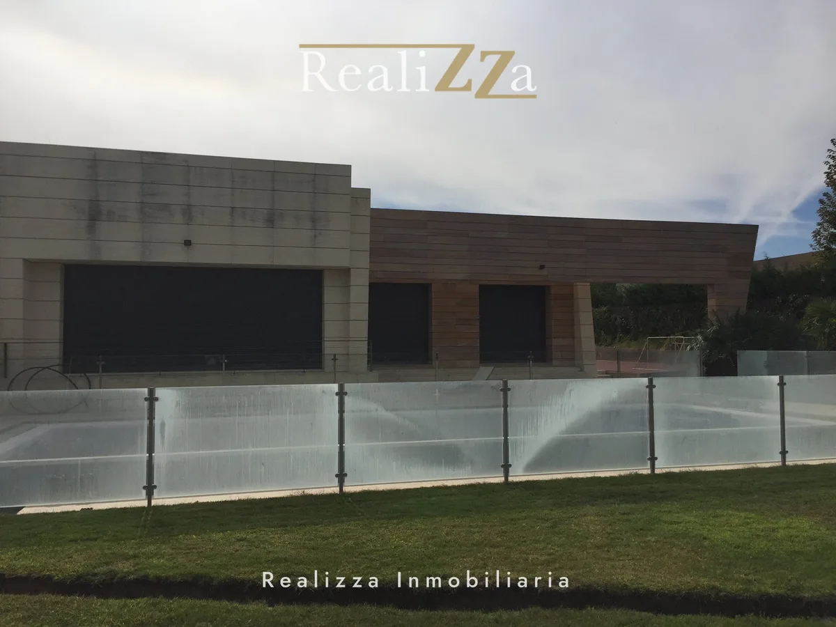 Chalet en esquina junto a lago 7