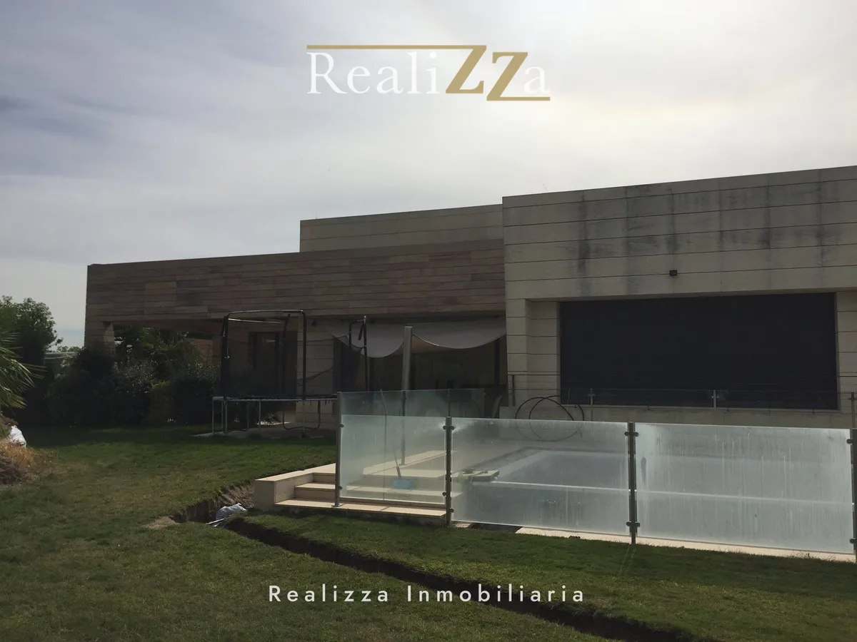 Chalet en esquina junto a lago 8