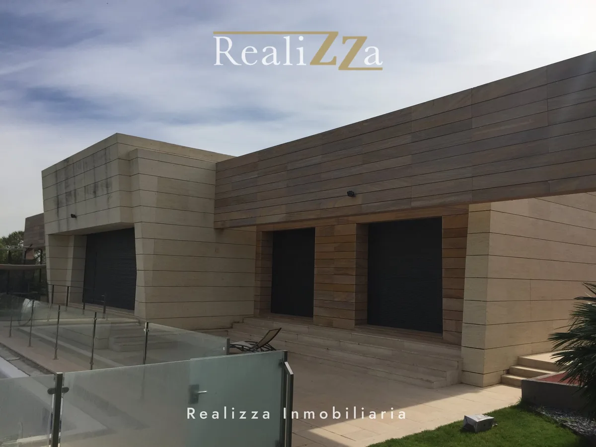 Chalet en esquina junto a lago 9