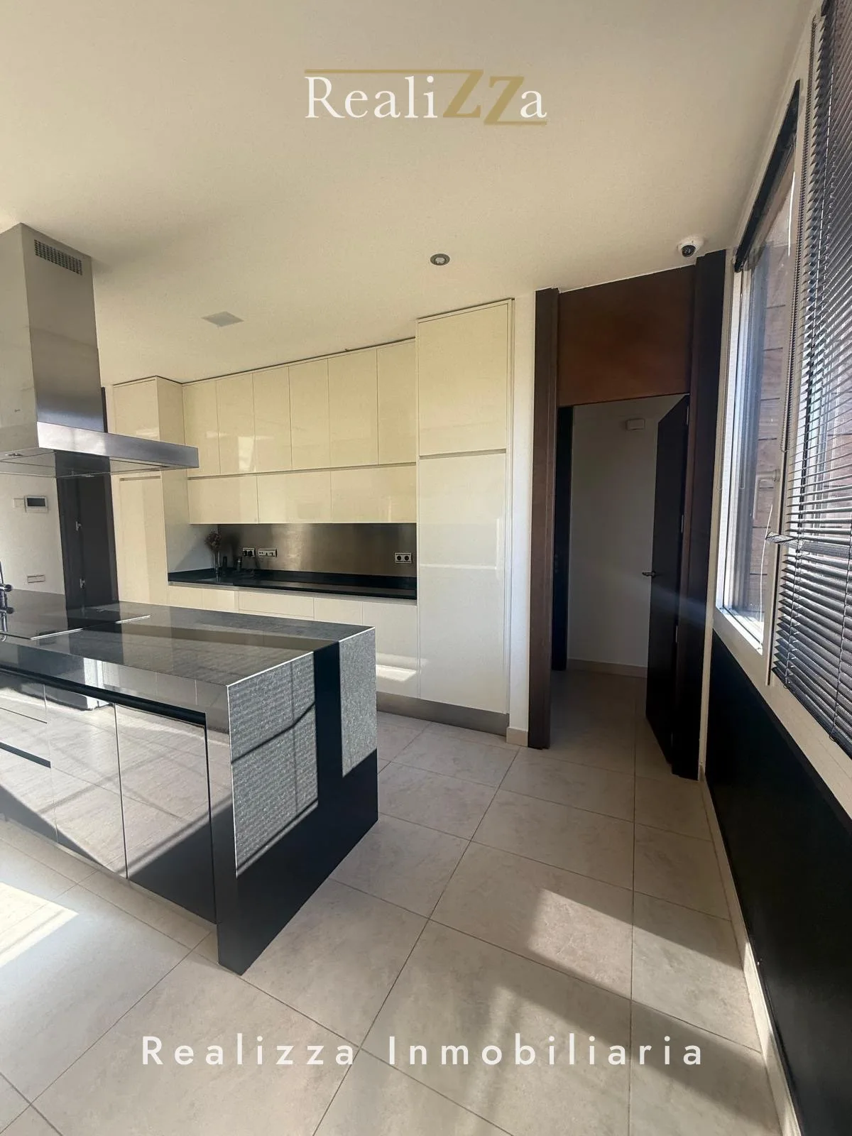 Chalet en esquina junto a lago 15