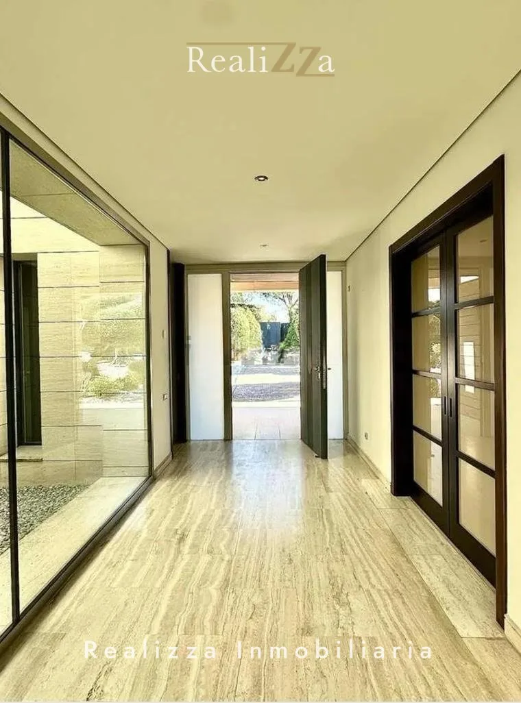 Chalet en esquina junto a lago 19
