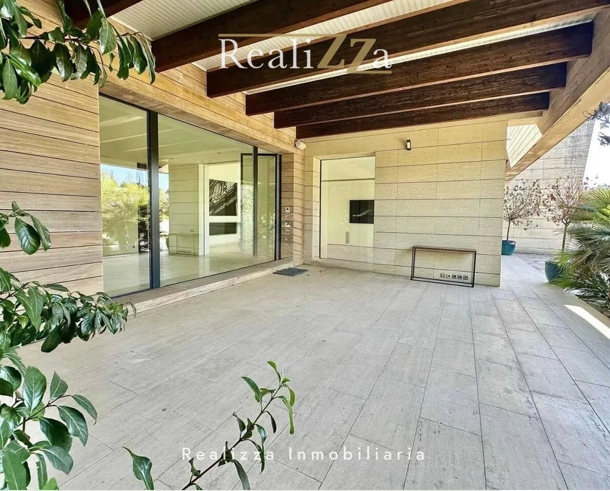 Chalet en esquina junto a lago 23