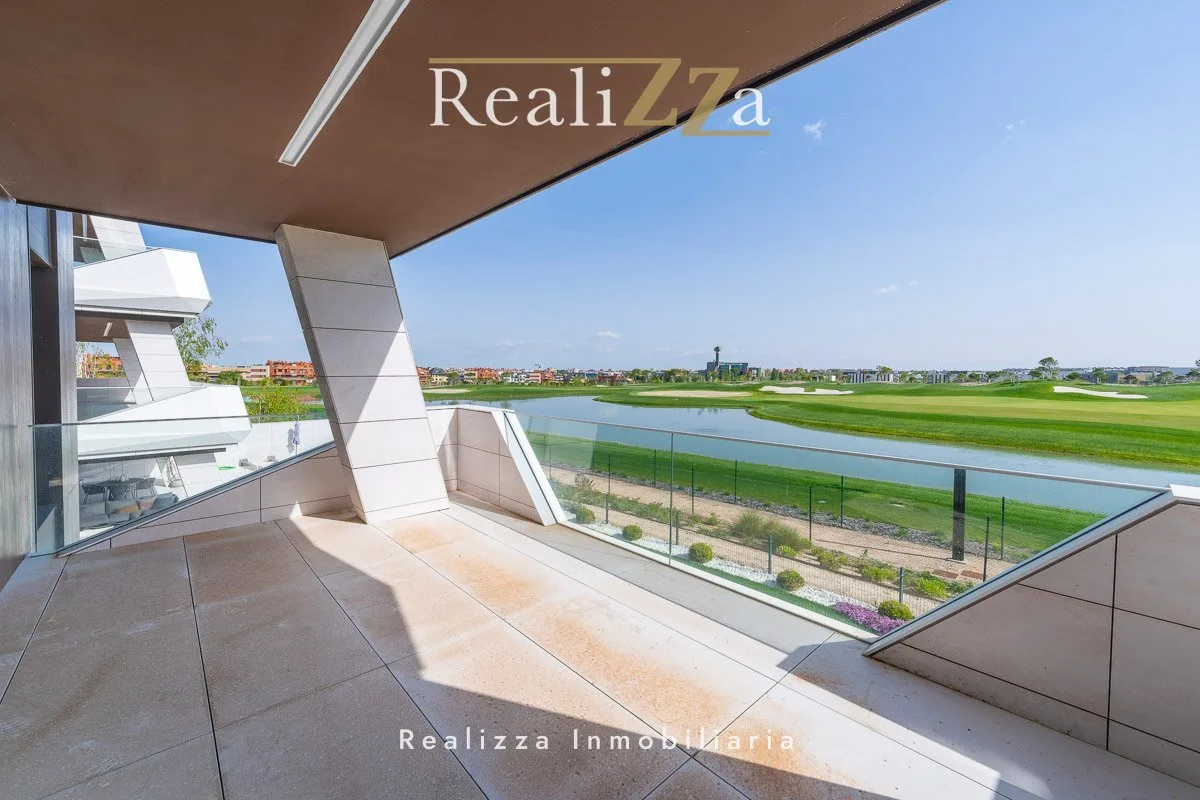 Piso de 1ª planta en con vistas a La Finca Golf 28