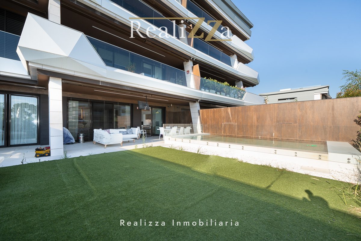 Bajo con piscina en LGC3